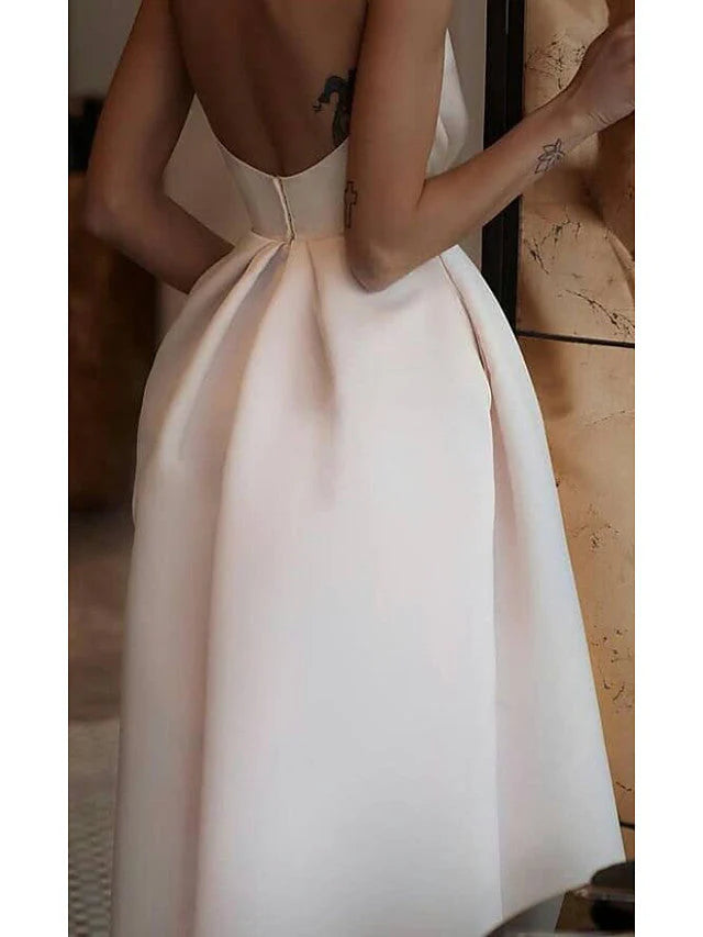 Vestido Weitese corto de satén con escote joya, corte A y tirantes finos.